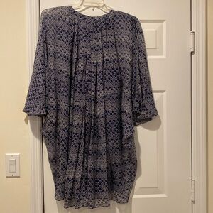 Diane von Furstenberg size 8 V-neck dress with fitted attached slip.